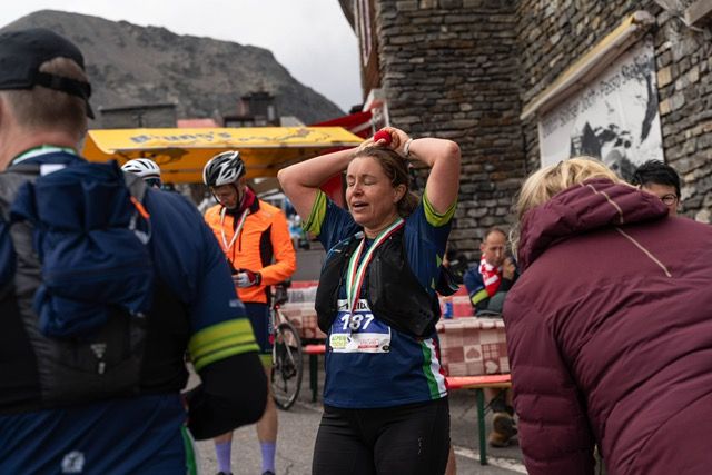 DEM-trainster Heidi trotseert de Stelvio voor het goede doel de CliniClowns