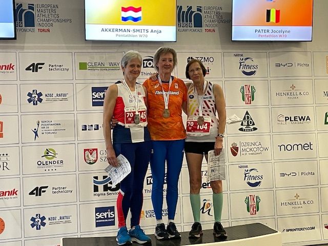 Nederlands record, en na erkenning door de diverse bonden ook een Europees en Wereldrecord